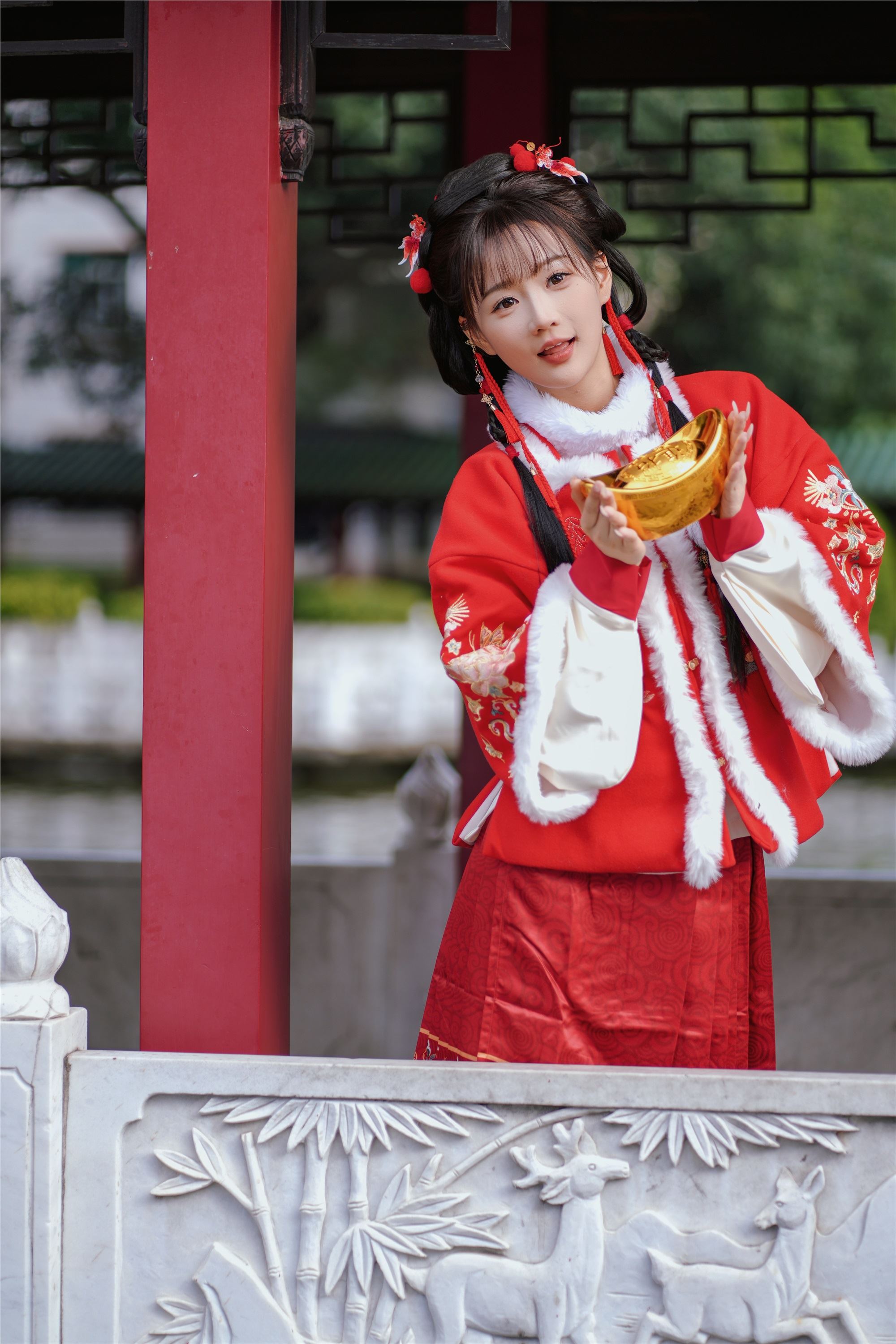 YITUYU艺图语 2025.01.31 红韵倩影 · 新年少女写真 甜心小鹿